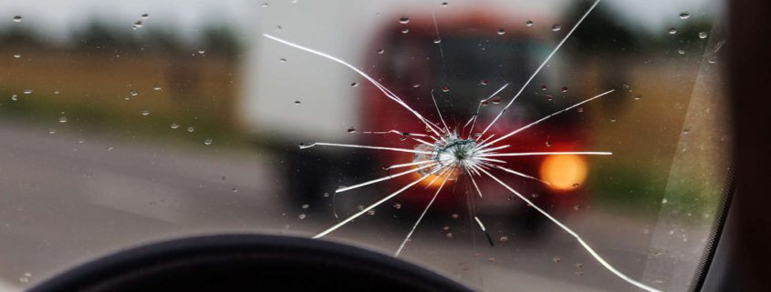 when should you repair vs replace your cracked windscreen - Rapid Response Auto-glass